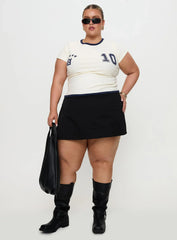 Track Record Graphic Top Cream Curve